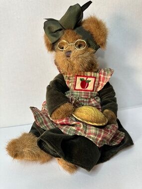 Bearington Collection Granny Smith Baker Teddy Bear holding Apple Pie - 14"
